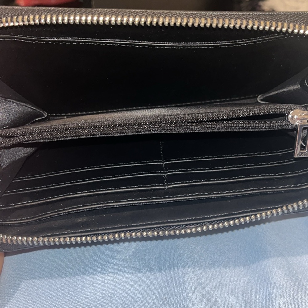 Guess Wallet - Picture 3 of 3